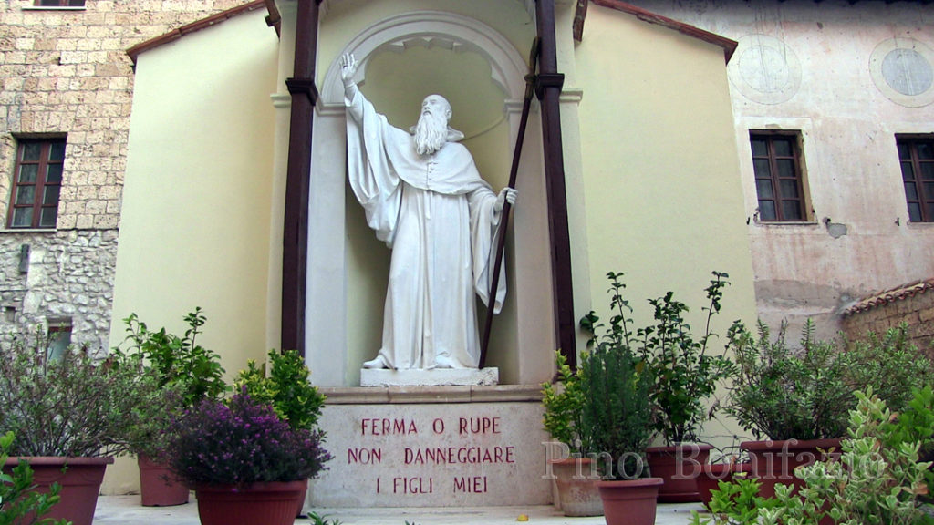 Sacro Speco-San Benedetto nell'atto di proteggere il cenobio da cadute di massi